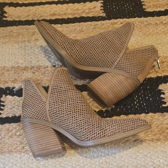 Vince Camuto Gibbella Perforated Tan Ankle Booties, GUC, 9.5 - Picture 6 of 9